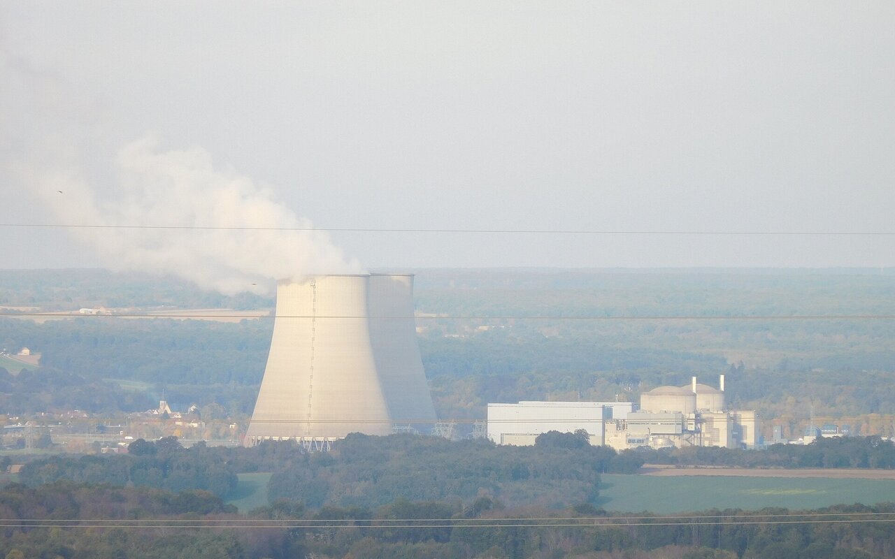 Centrale nucléaire de Belleville vue depuis une colline avec ses installations typiques