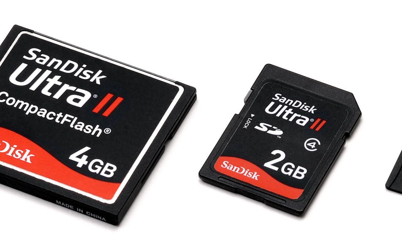 Comparaison de trois cartes mémoire de tailles différentes : compact flash, SD et microSD