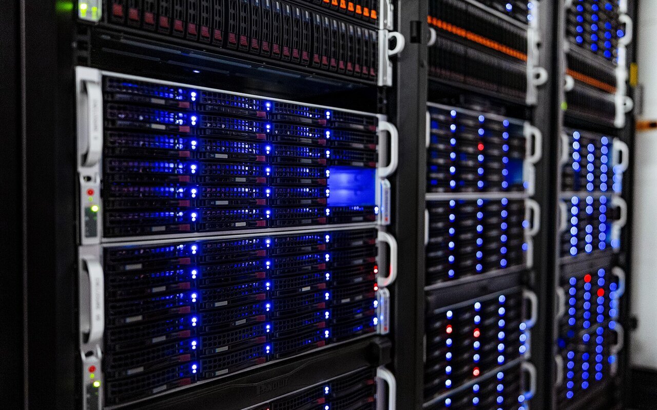 Racks de serveurs dans une salle informatique climatisée
