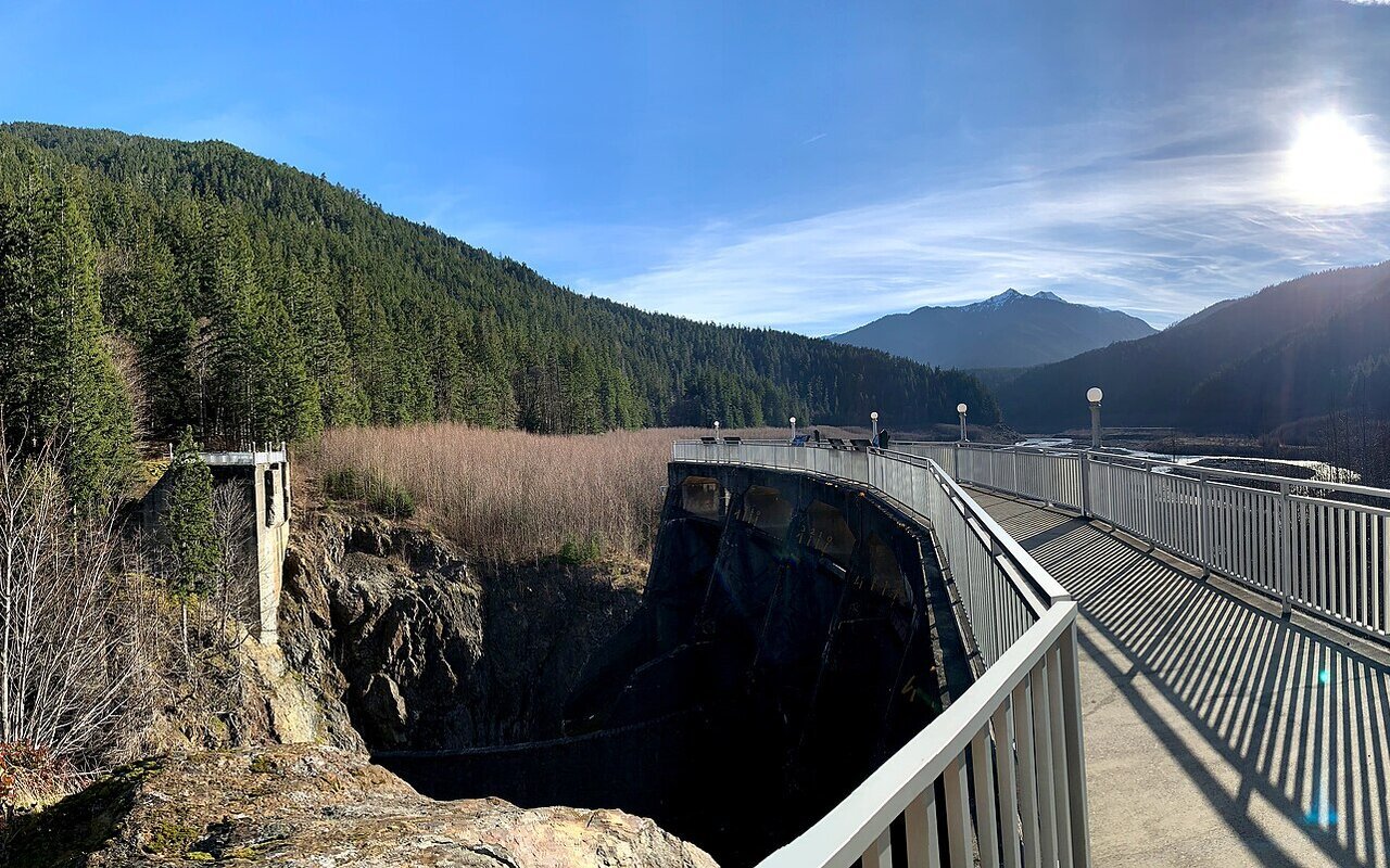 Vue du trop-plein d'un barrage depuis une surplomb, montrant l'infrastructure hydraulique