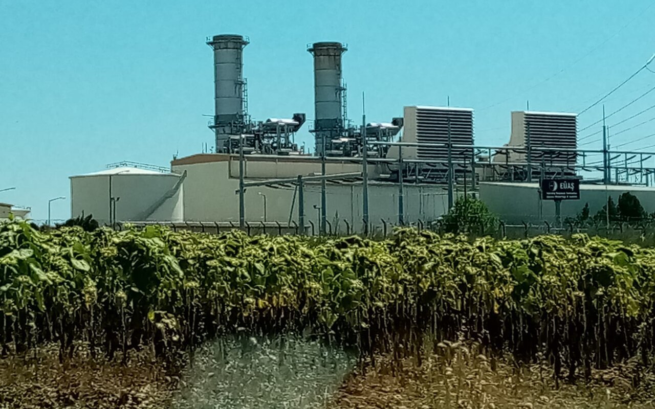 Centrale électrique au gaz naturel à cycle combiné de Marmaraereğlisi, en Turquie, derrière un champ de tournesols