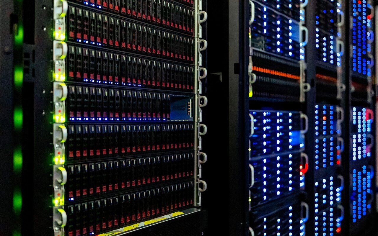 Baies de serveurs alignées dans une salle informatique professionnelle