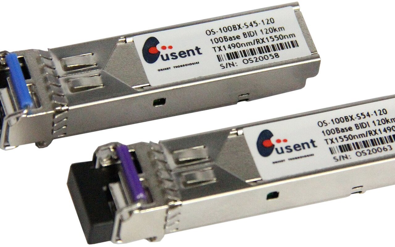 Deux modules émetteurs-récepteurs optiques SFP posés côte à côte, avec leurs étiquettes de référence et leurs ports de fibre