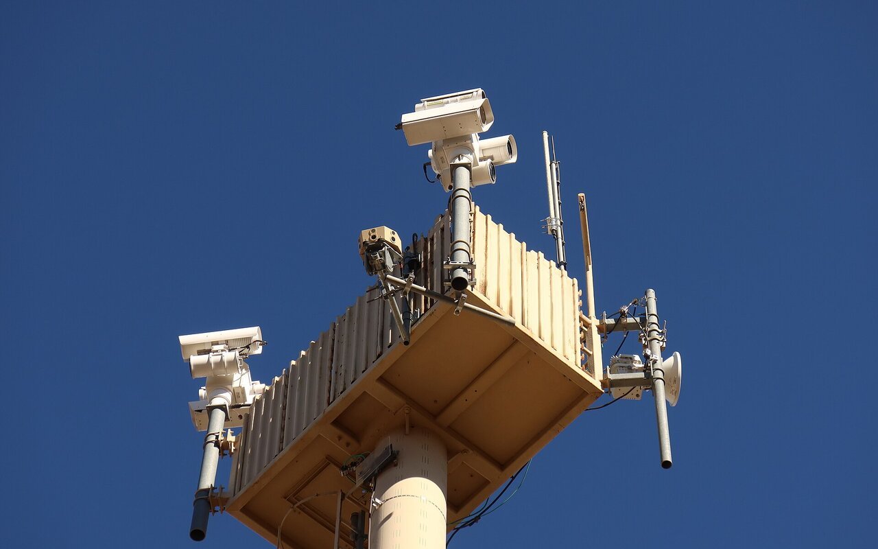 Caméras et capteurs d'un système de surveillance vu depuis le sol