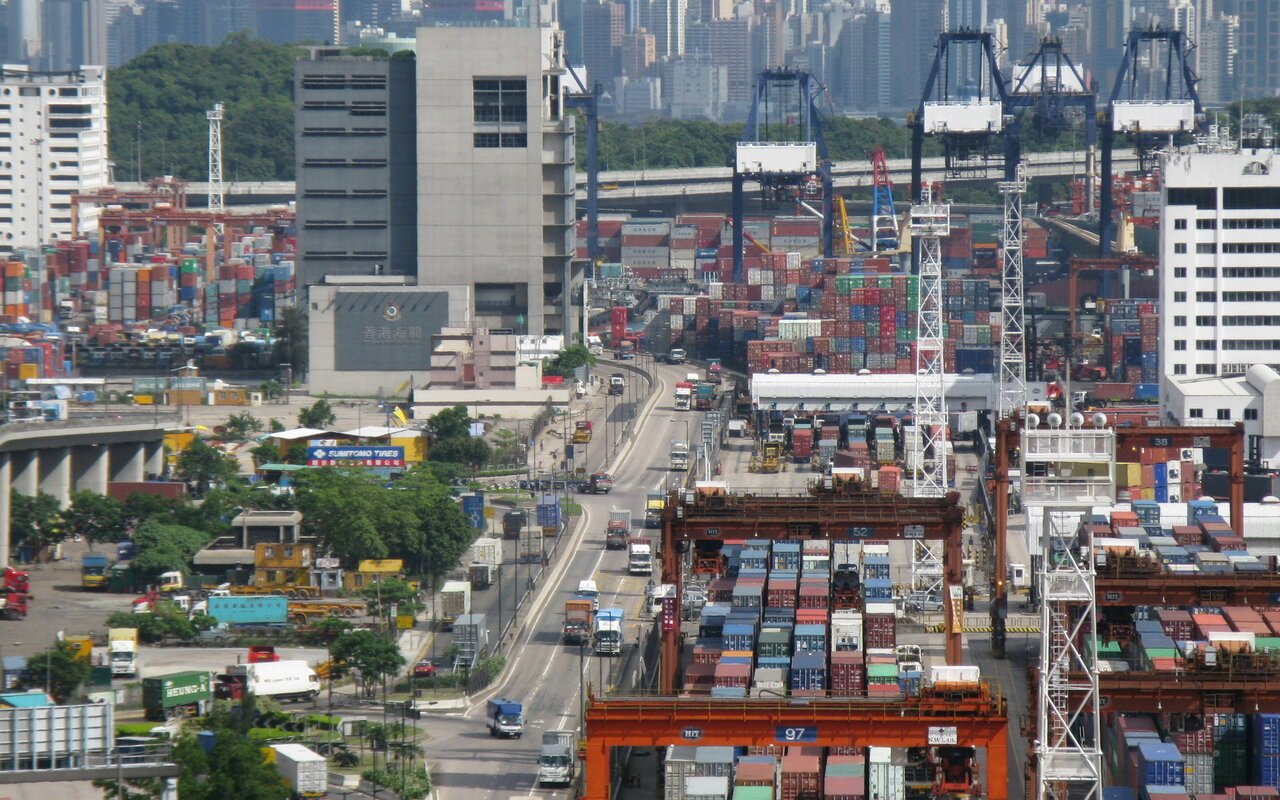 Portiques et piles de conteneurs des terminaux de Kwai Tsing, à Hong Kong