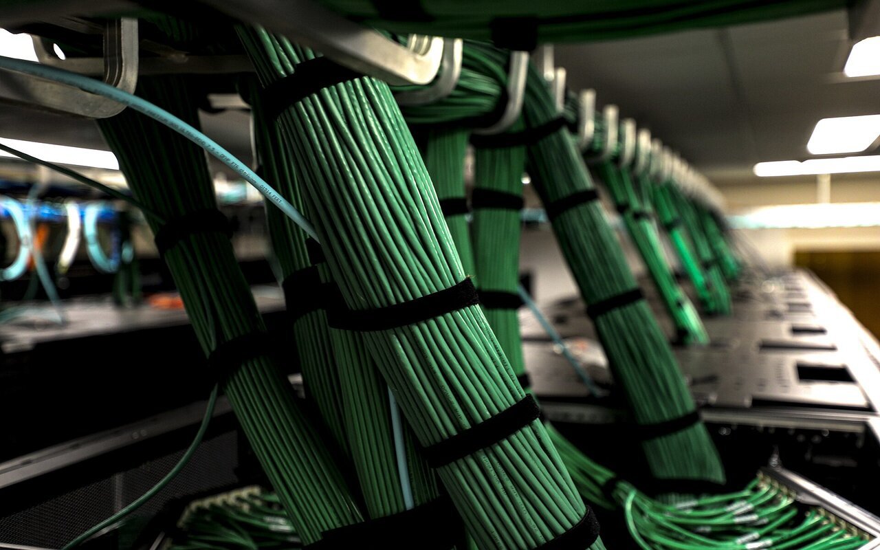 Connexions de câbles réseau et serveurs dans un environnement informatique