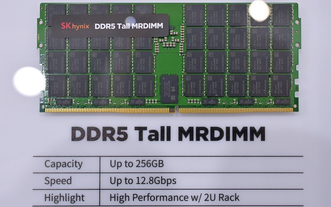 Un module de mémoire DDR5 Tall MRDIMM de SK hynix posé sur un présentoir, au-dessus d'une fiche technique indiquant une capacité jusqu'à 256 Go