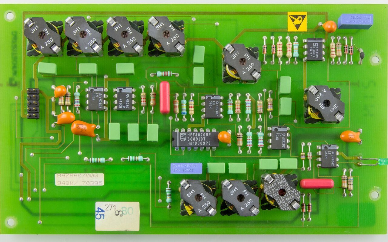 Carte électronique DOV-1X avec composants et circuits intégrés