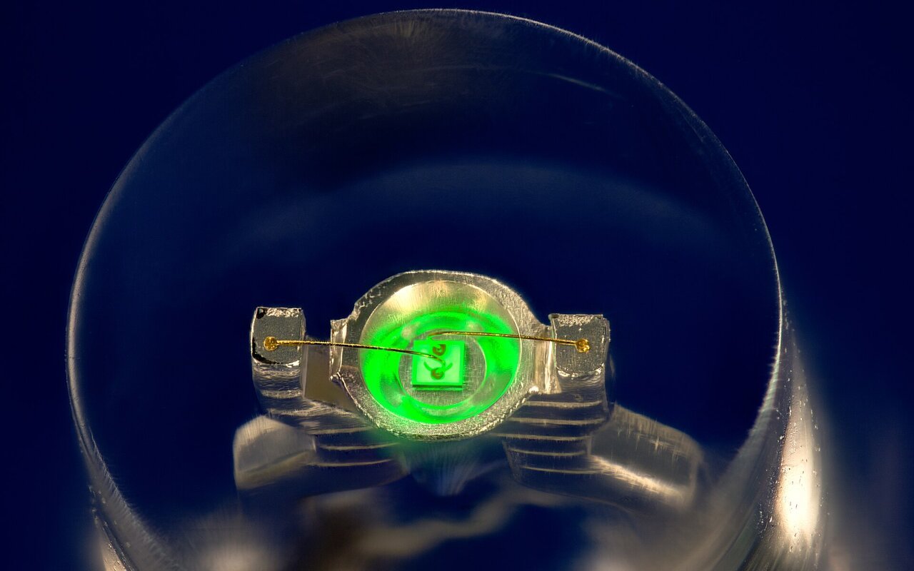 Diode électroluminescente verte à base d'InGaN/GaN haute efficacité