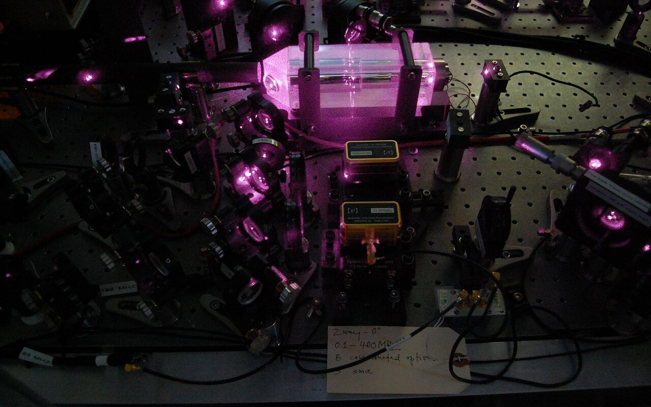 Table optique avec faisceaux laser infrarouge visibles à travers une caméra numérique sensible à l'infrarouge 1064 nm