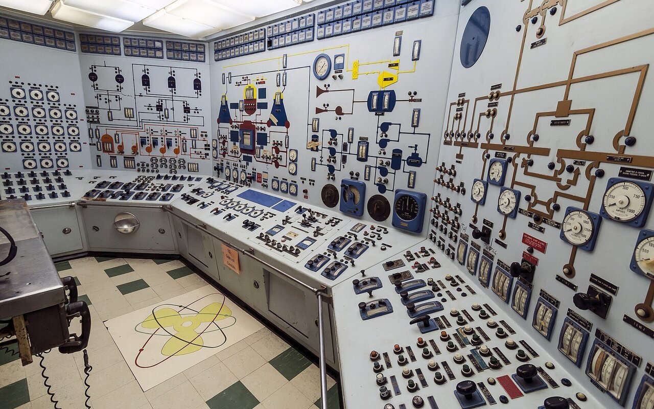 Salle de contrôle du réacteur nucléaire du NS Savannah avec tableaux de commande