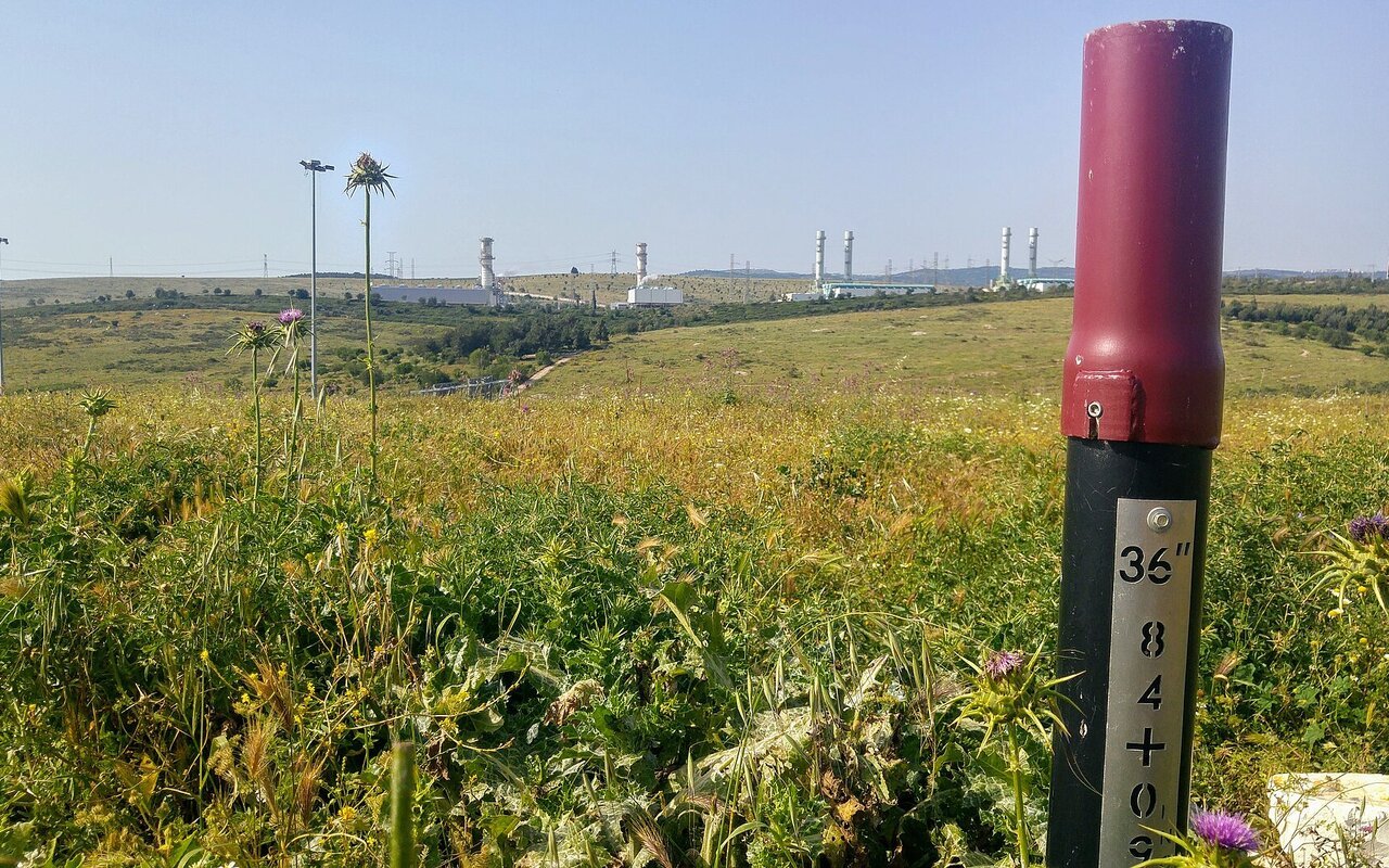 Pipeline de gaz naturel avec centrale électrique en arrière-plan