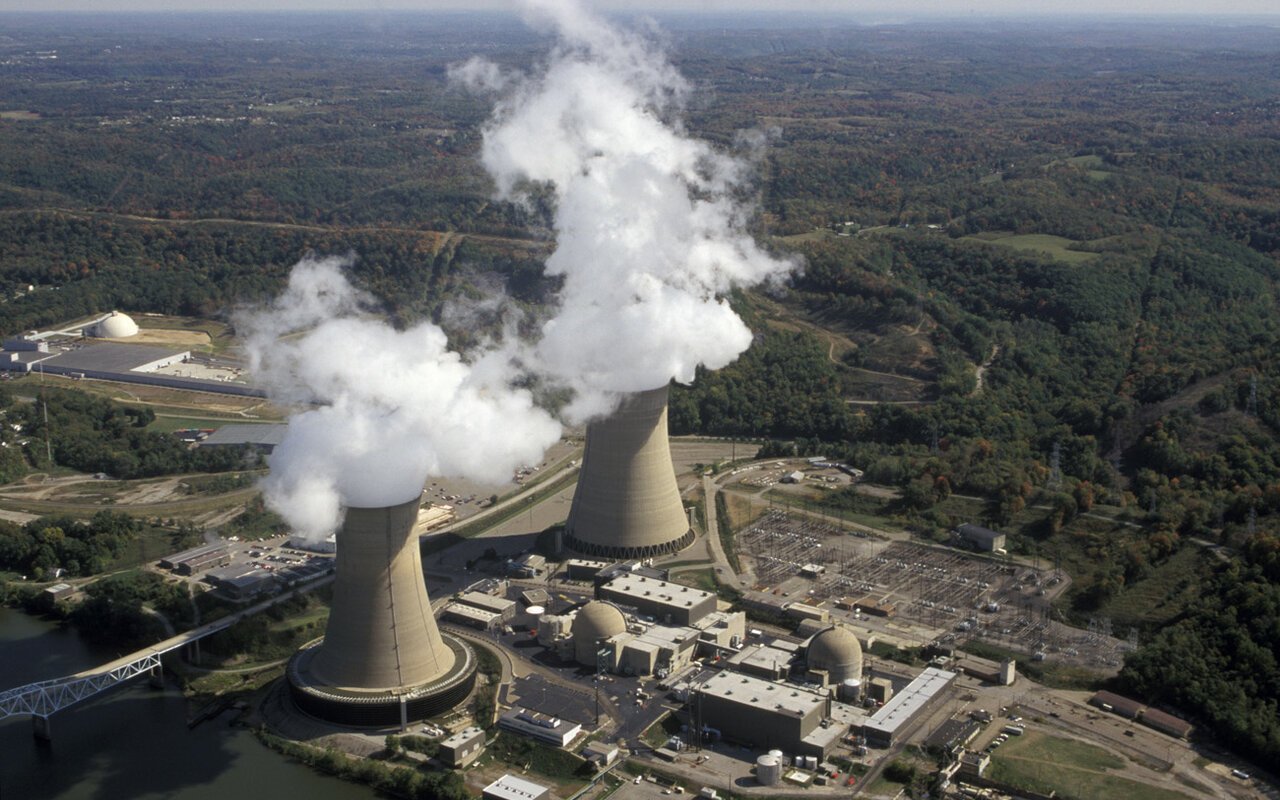 Centrale nucléaire de Beaver Valley avec ses réacteurs et tours de refroidissement