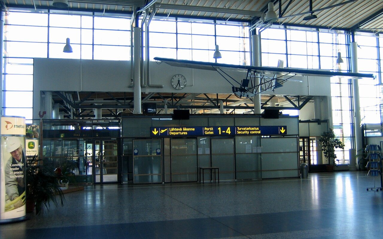 Zone de contrôle de sécurité et portes d'embarquement d'un terminal aéroportuaire
