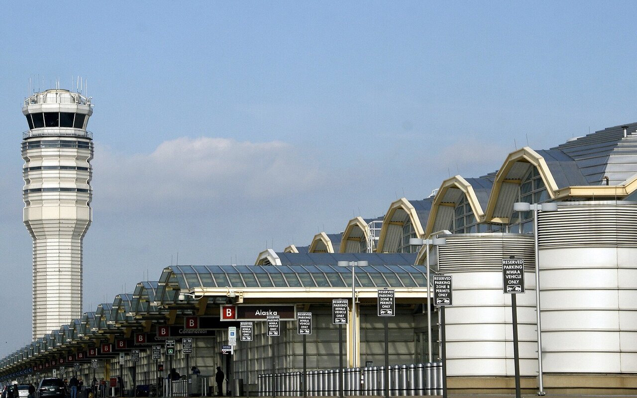 Tour de contrôle blanche et terminal de l'aéroport national Ronald-Reagan de Washington sous un ciel dégagé
