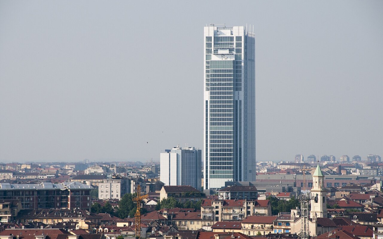Le gratte-ciel d'Intesa Sanpaolo dominant les toits de Turin sous un ciel dégagé
