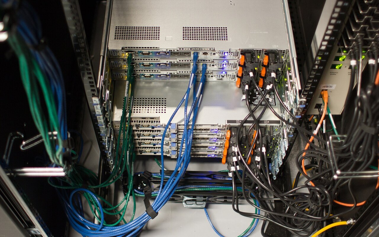 Serveurs en rack dans un centre de données de la Wikimedia Foundation