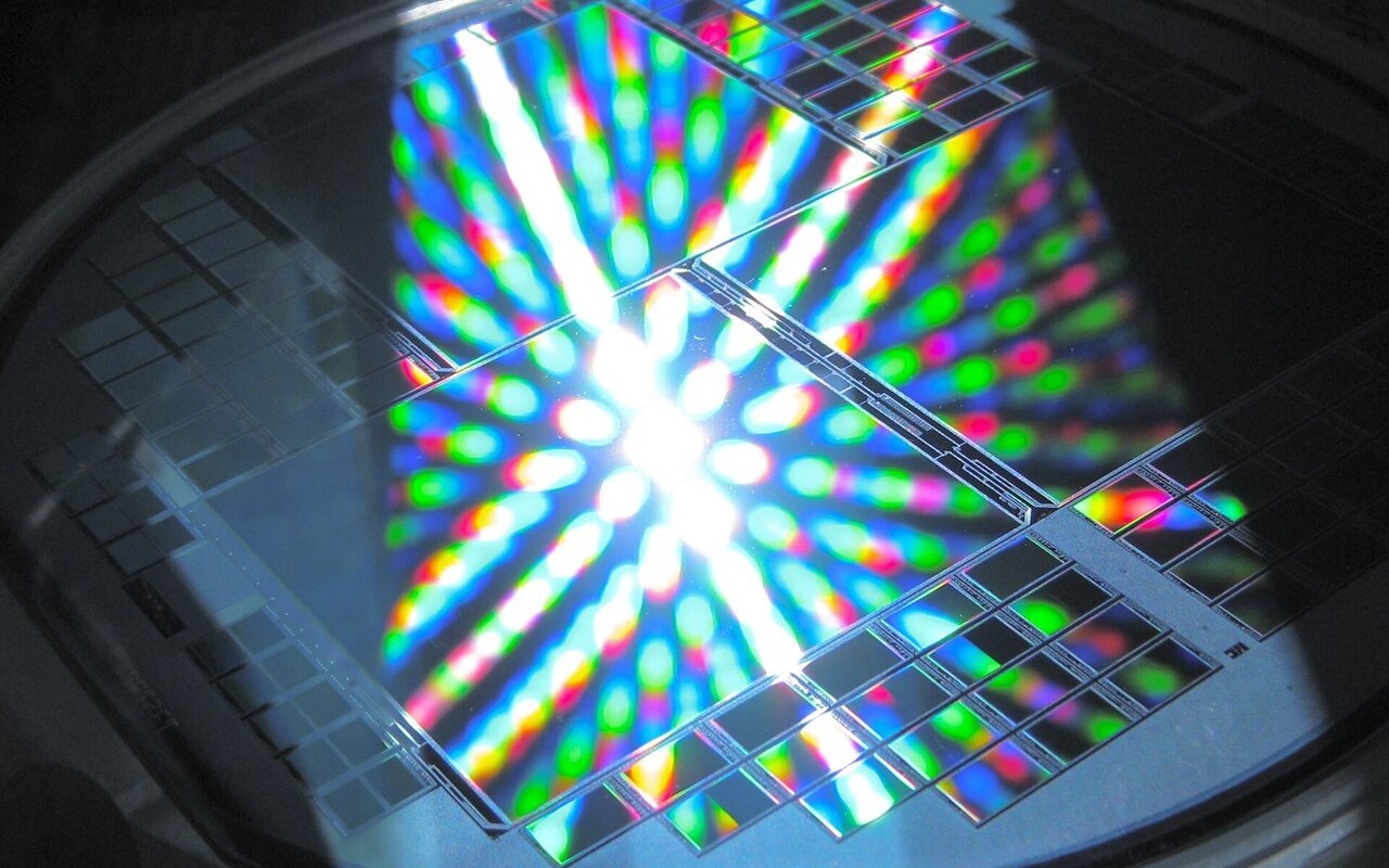 Vue rapprochée d'un wafer de silicium poli et brillant