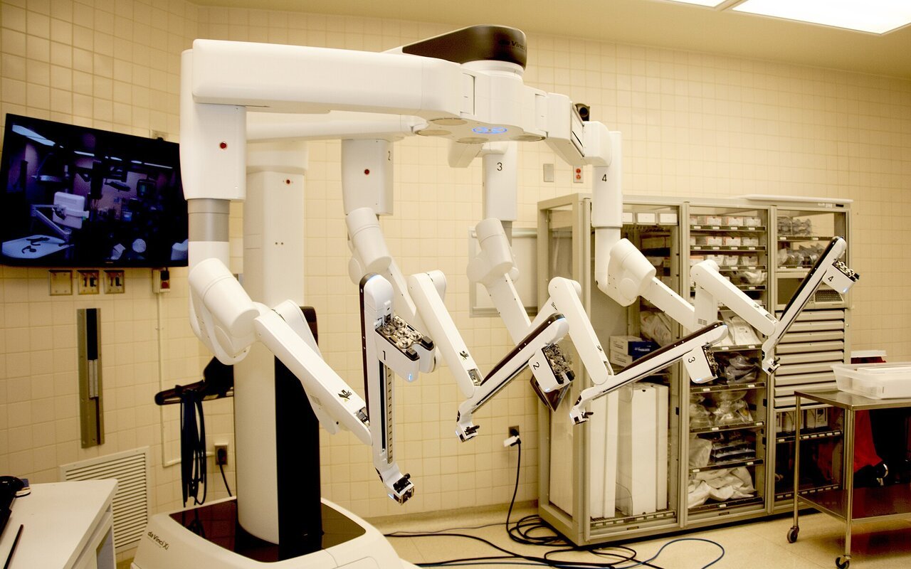 Bloc opératoire avec système chirurgical robotisé daVinci Xi en utilisation