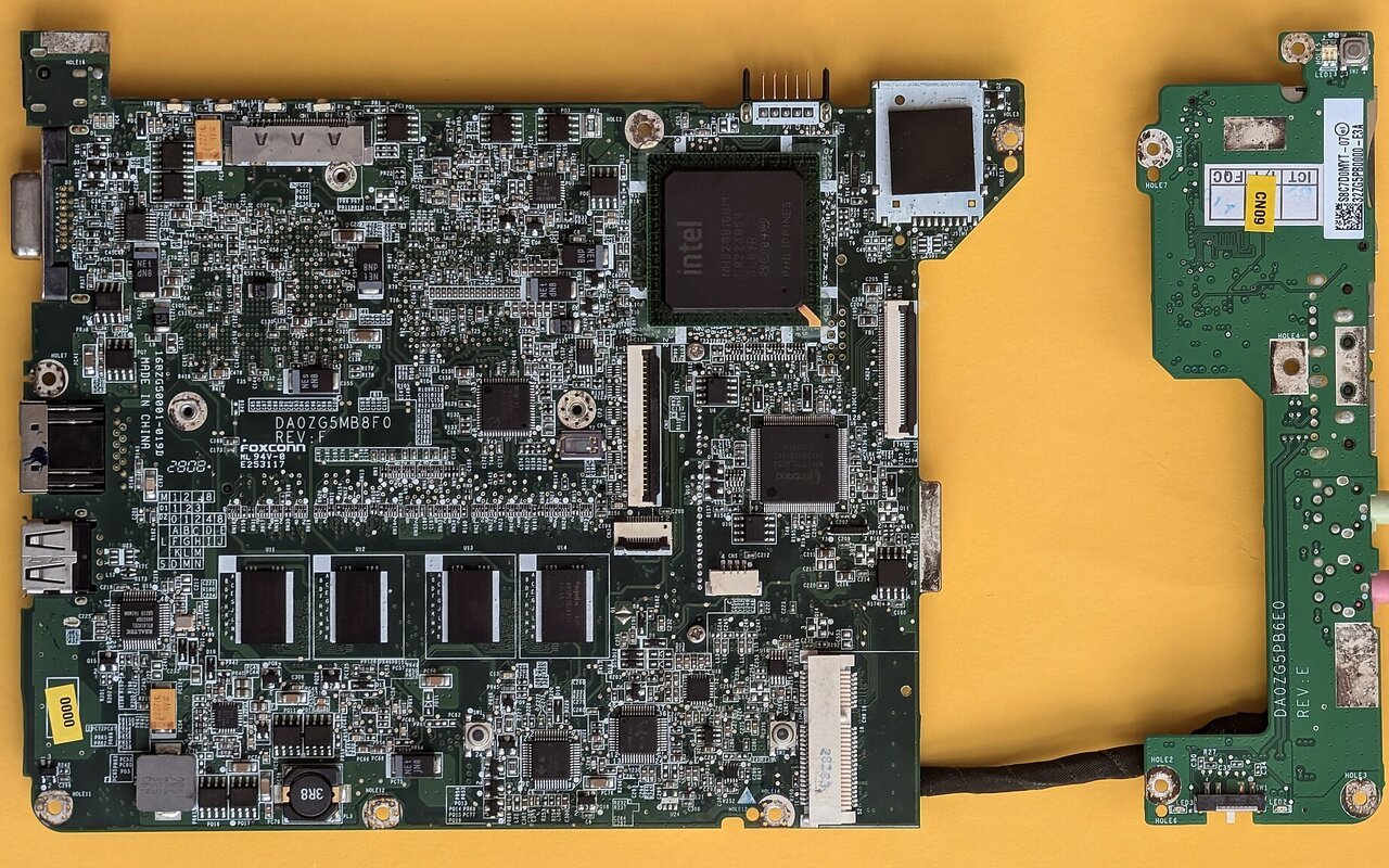 Carte mère de l'Acer Aspire One ZG5 vue de dessus montrant le chipset et les composants