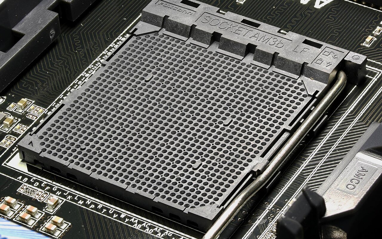 Vue de dessus d'un socket CPU AM3+ montrant les broches et la structure