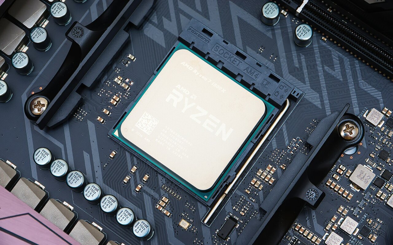 Processeur AMD Ryzen 7 1800X huit cœurs dans son socket