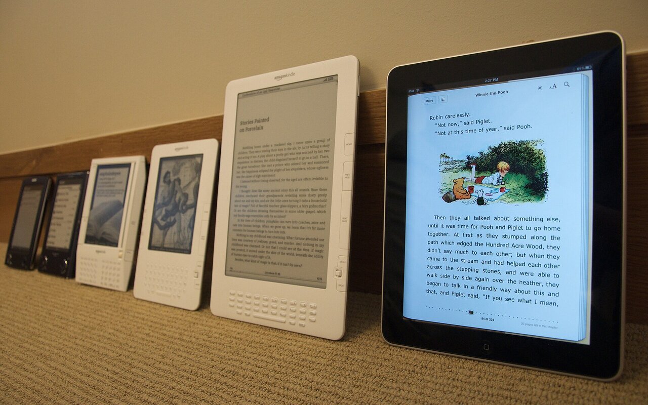 Évolution des lecteurs e-book incluant Kindle 1 et Kindle 2 d'avant 2012 à côté d'autres appareils