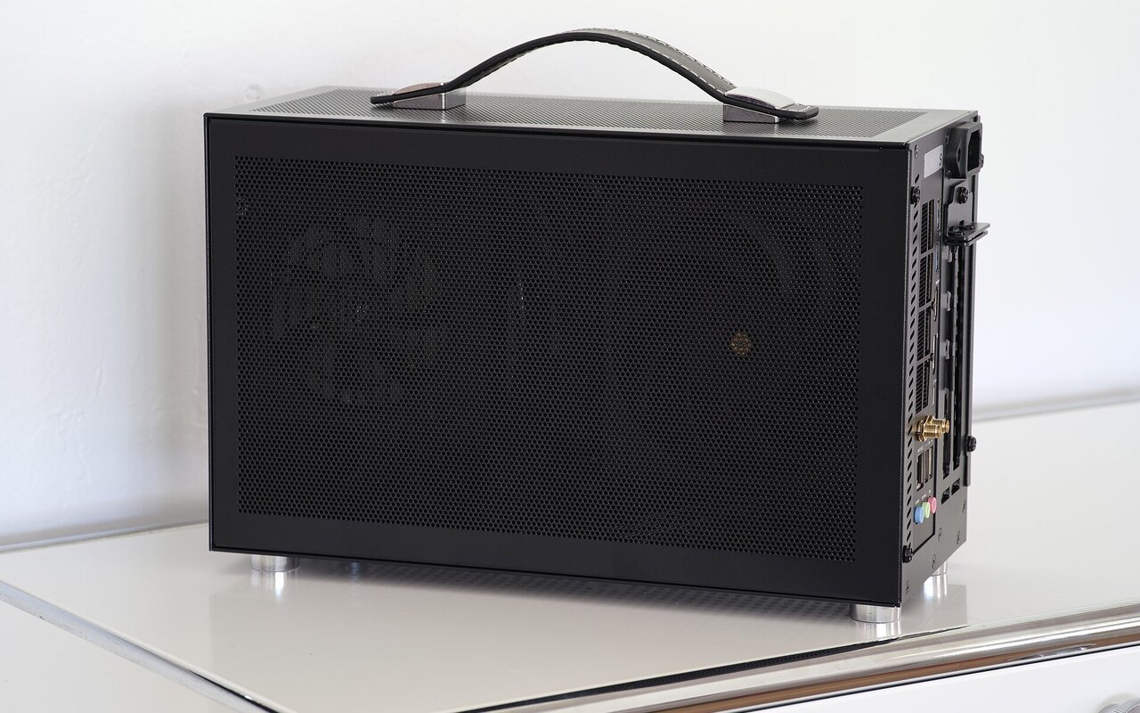 Mini PC vu de côté, compact dans son boîtier blanc.