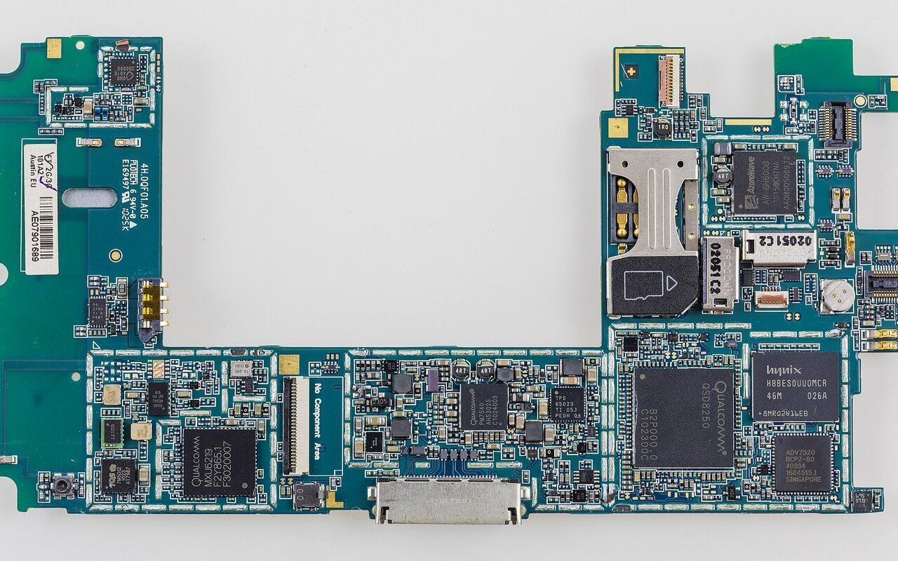 Carte mère et composants internes d'un smartphone Dell Streak démontés
