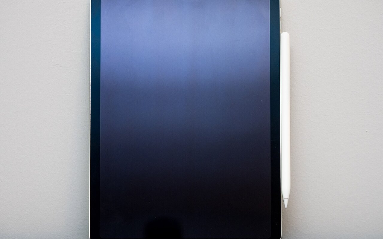 iPad Air 4e génération en position verticale, vue de face du produit