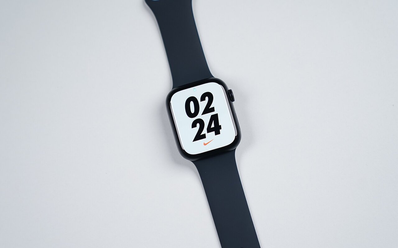 Apple Watch Series 8 en couleur Midnight avec bracelet Sport et boîtier 45mm