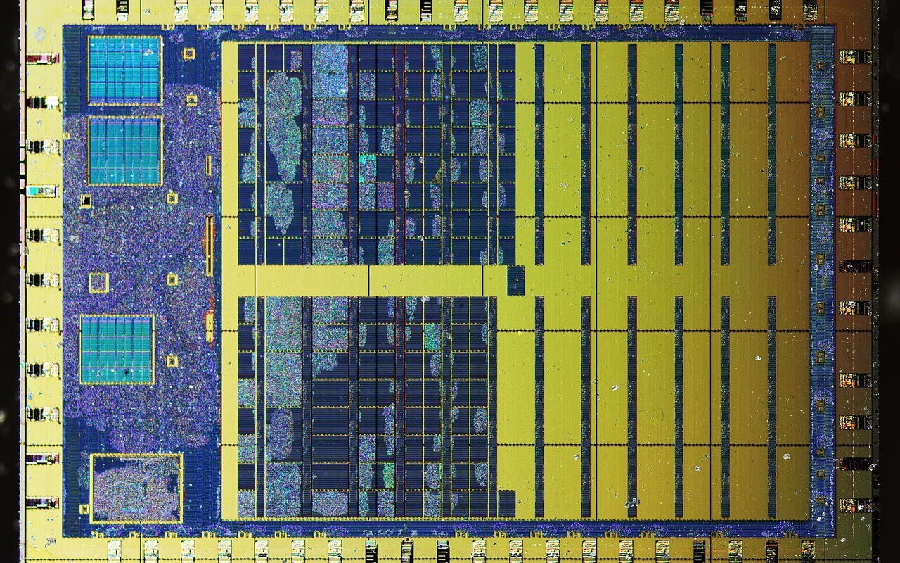 Microchip avec architecture visible montrant la conception interne d'une puce électronique