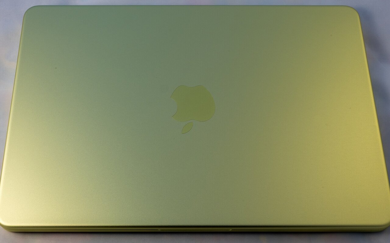 MacBook Neo de couleur Citrus, vue de face