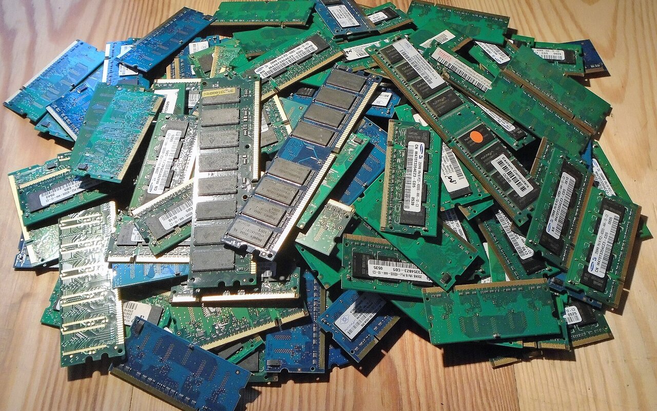 Un grand nombre de modules de RAM provenant d'ordinateurs portables et de bureau