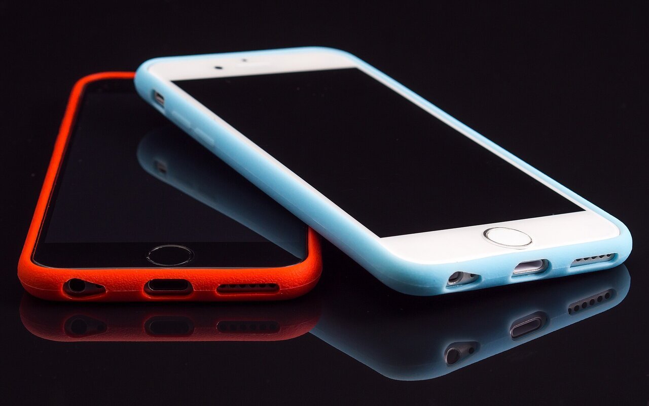 Deux iPhones côte à côte