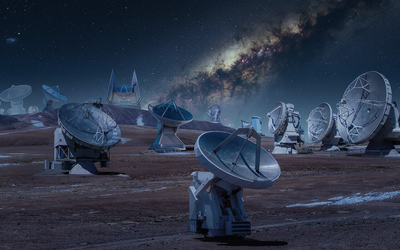 Montage nocturne de plusieurs observatoires radio du réseau EHT pour imager Sagittarius A*