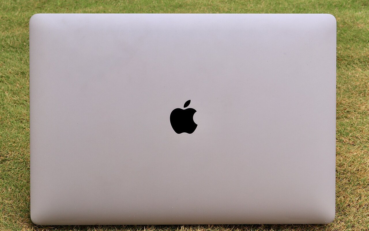 MacBook Pro 15 pouces de 2017 ouvert avec écran visible