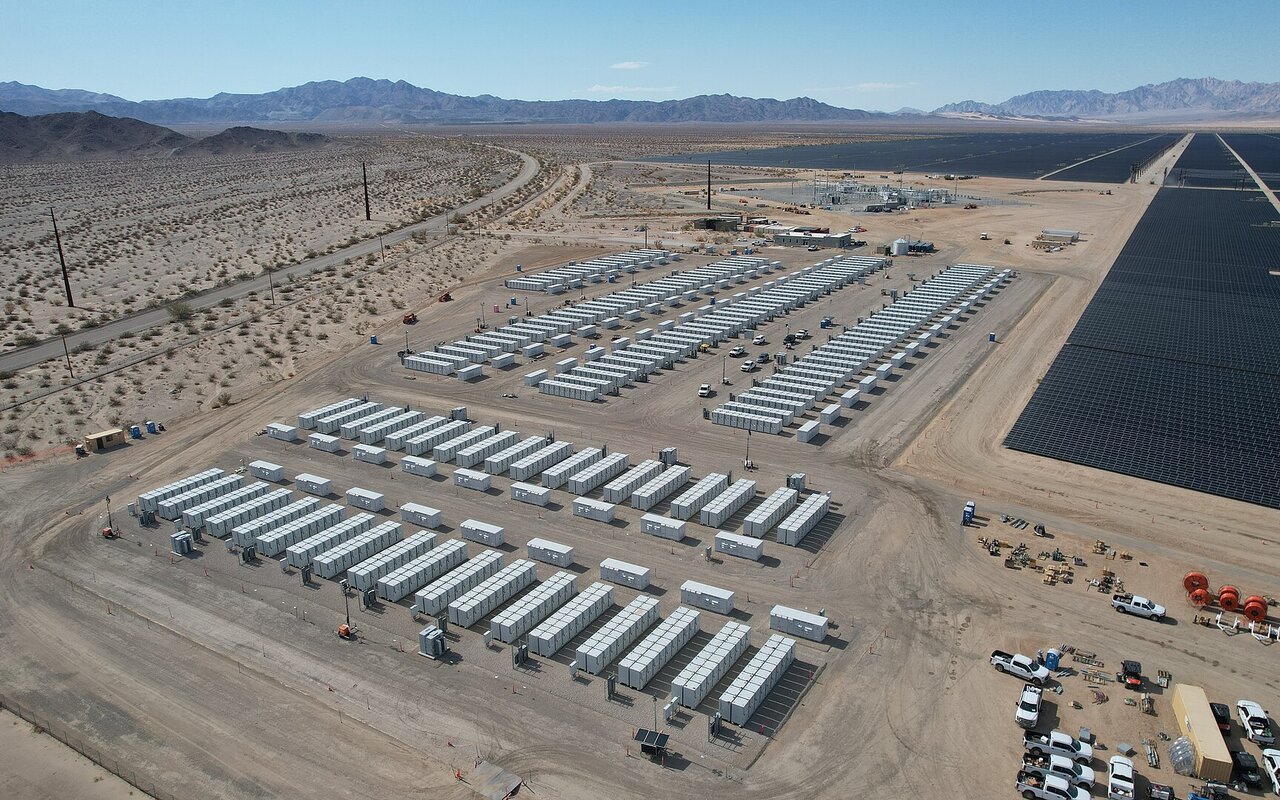 Système de stockage d'énergie par batterie en zone désertique de Californie (Riverside County)