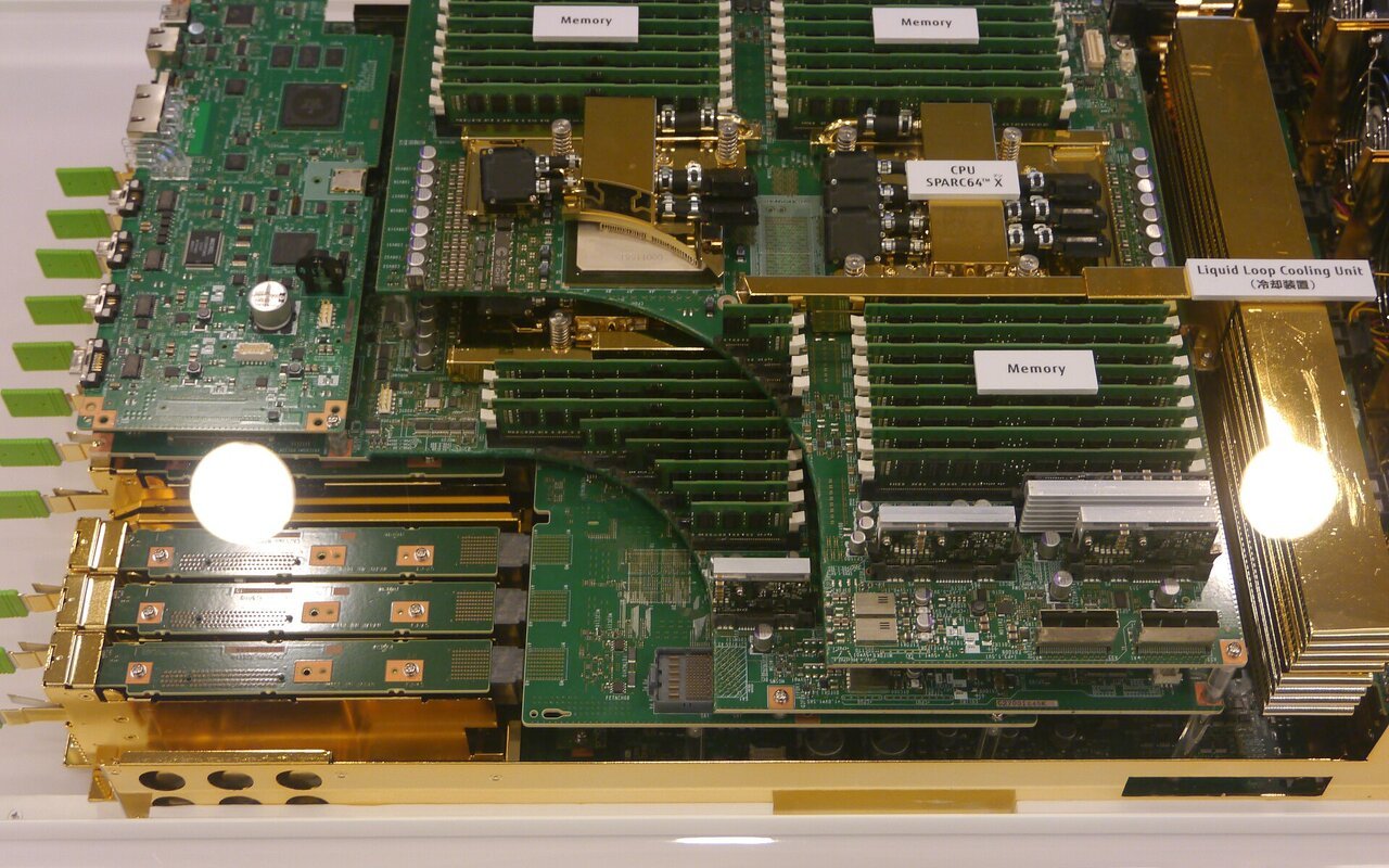 Carte mère avec processeurs SPARC64 X, système multiprocesseurs Fujitsu