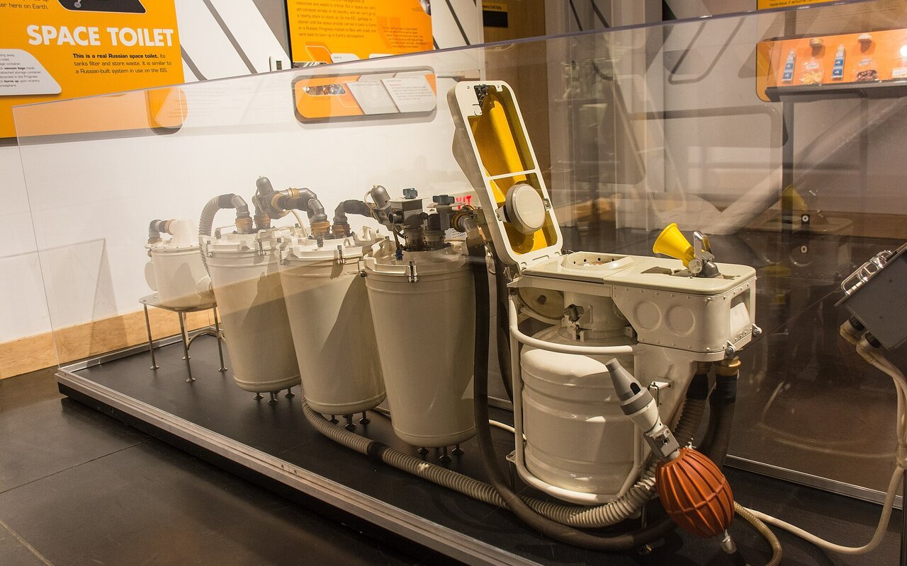 Toilette spatiale avec équipements de gestion des déchets en microgravité
