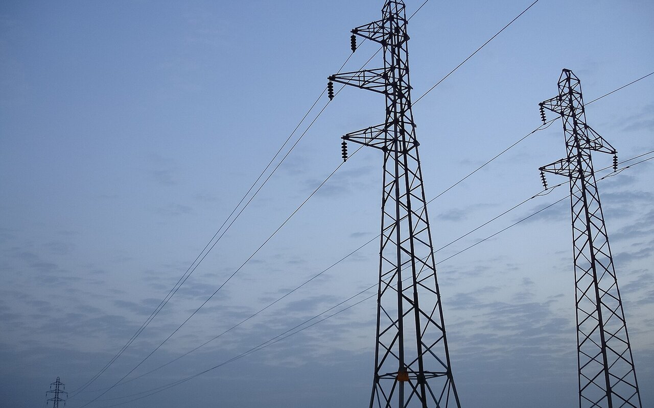 Lignes électriques aériennes traversant le paysage avec pylônes de transmission