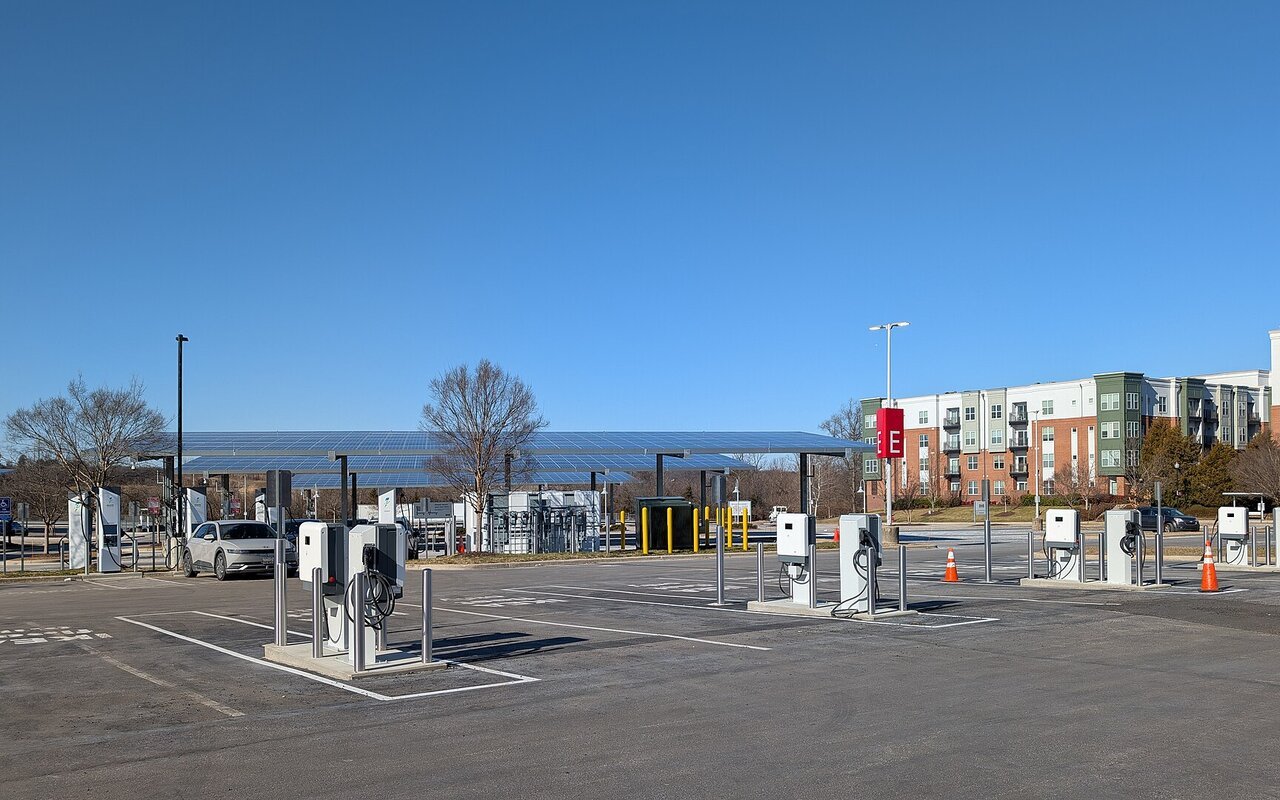 Station de recharge ultrarapide pour véhicules électriques en parking