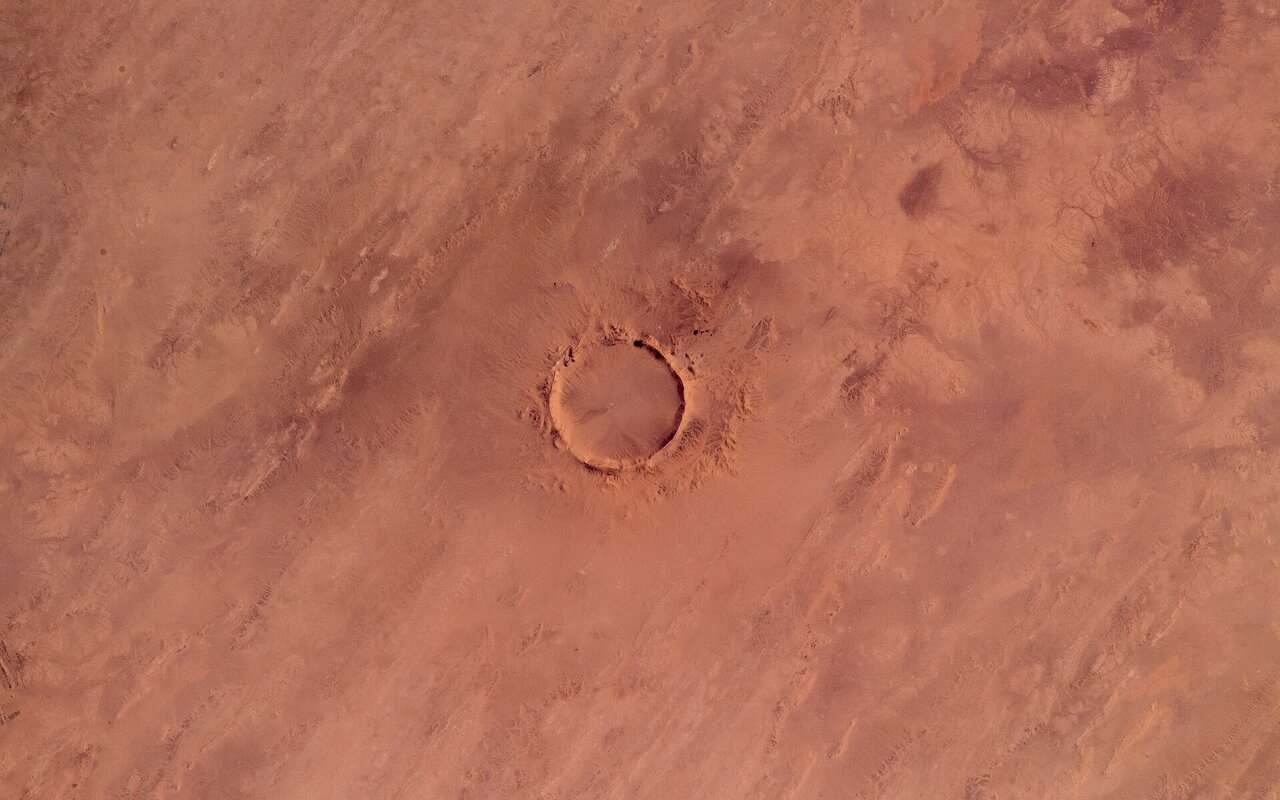 Vue aérienne d'un cratère d'impact météoritique dans le désert de Mauritanie