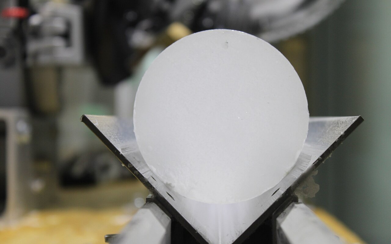 Carotte de glace EastGRIP fraîchement découpée et conservée