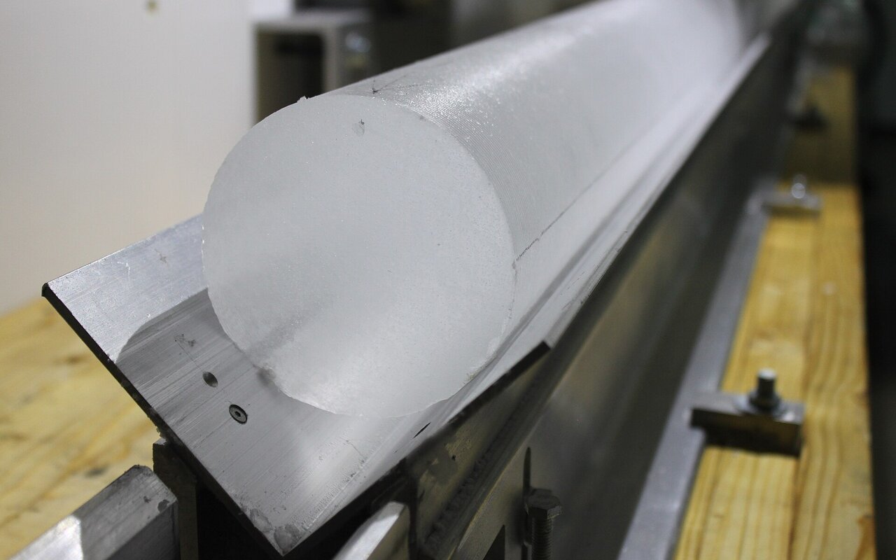 Carotte de glace fraîchement découpée du projet EastGRIP