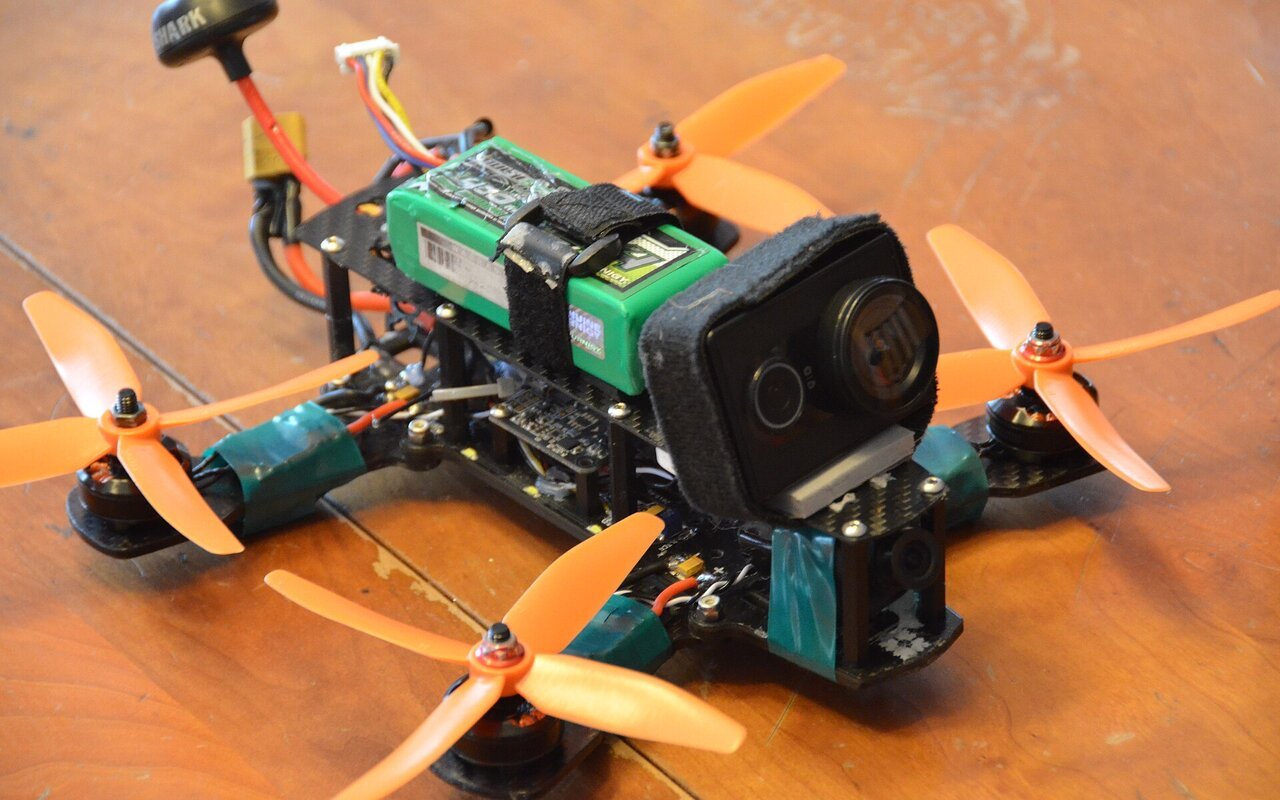 Minion 220, multirotor de course avec hélices visibles et structure légère