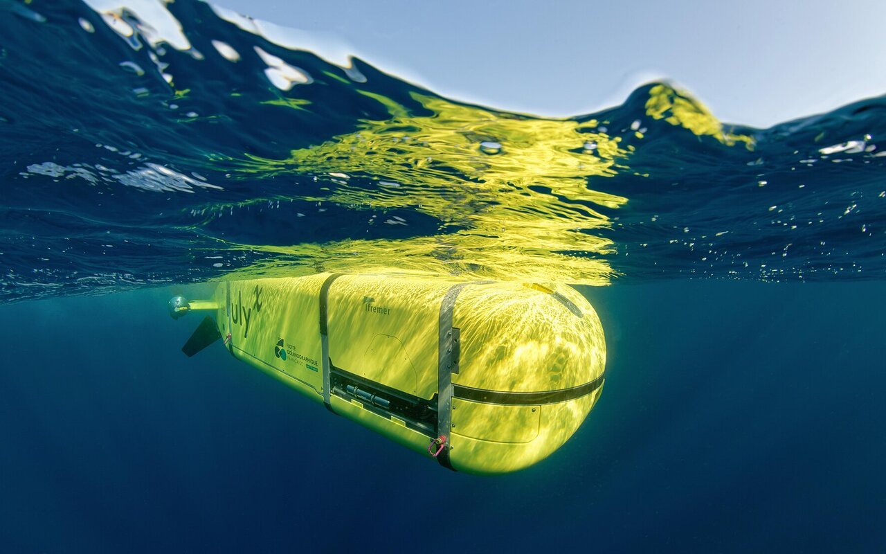 Vue du drone sous-marin Ulyx émergeant partiellement de l'eau