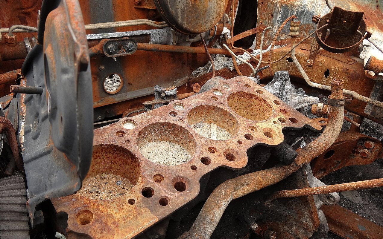 Moteur à combustion interne avec ses composants visibles, cylindres et mécanismes d'entraînement