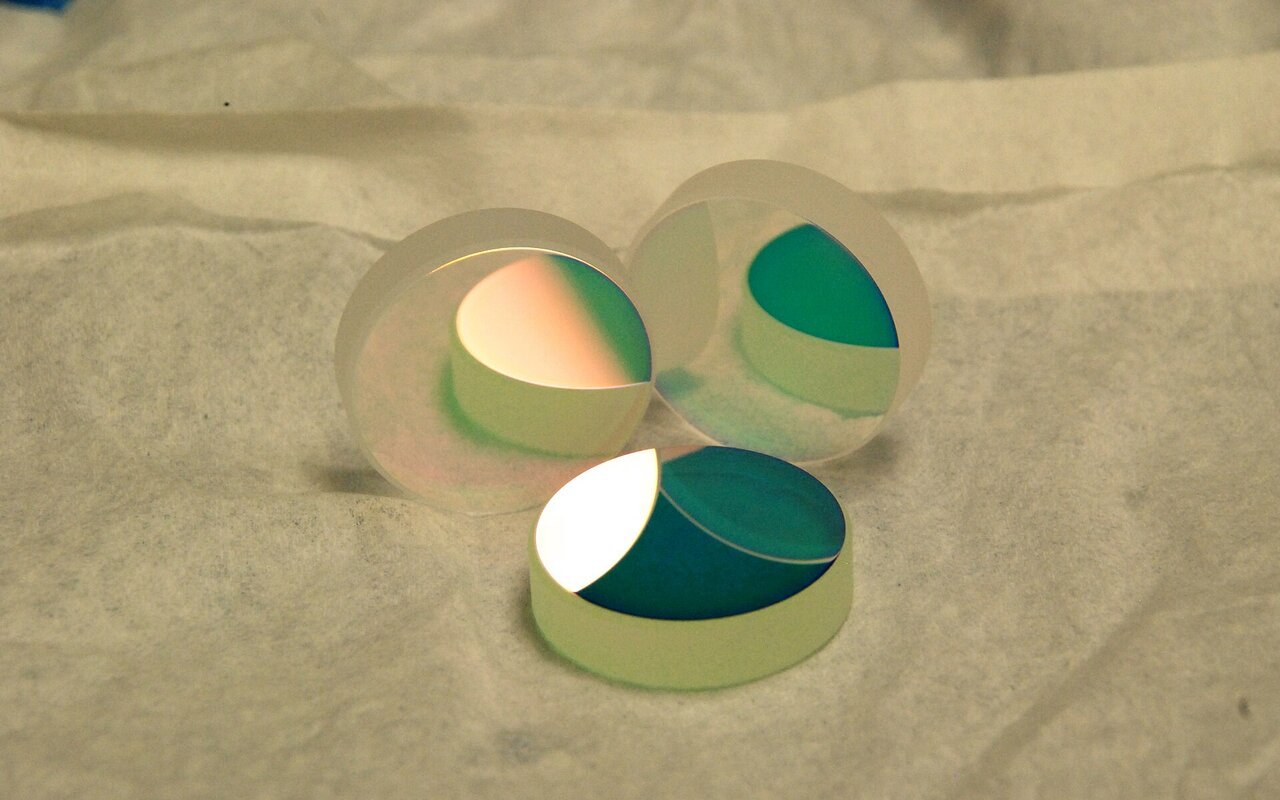 Miroirs diéléctriques de laboratoire montrant des surfaces réfléchissantes cristallines.