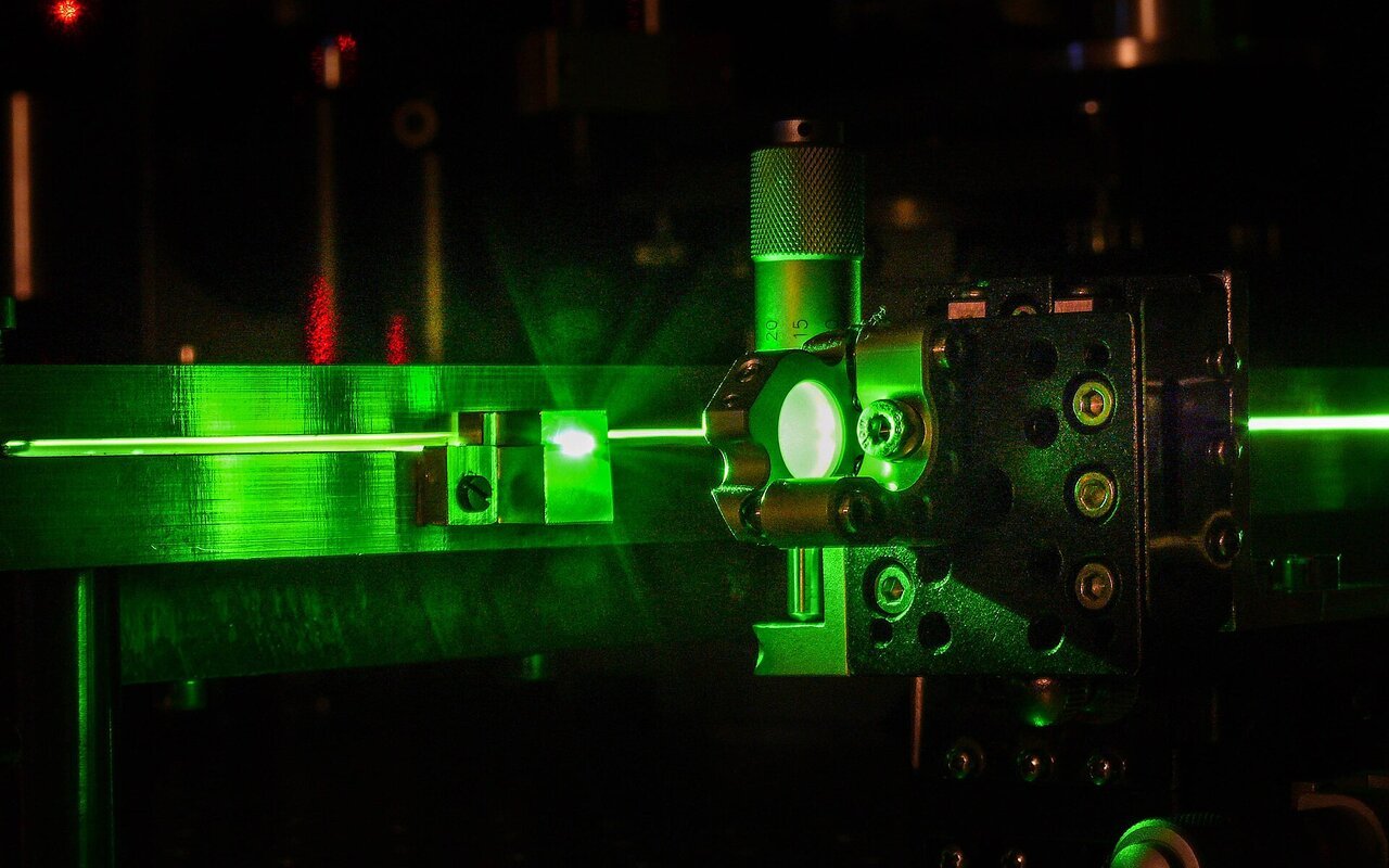 Miroir de résonateur de laser à fibre Er ZBLAN montré sur une plateforme mobile